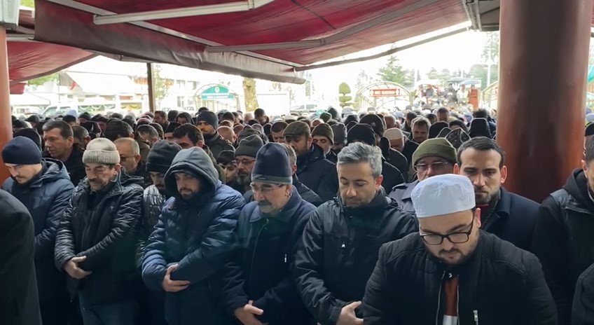 Depremde göçük altında kalan kadın son yolculuğuna uğurlandı