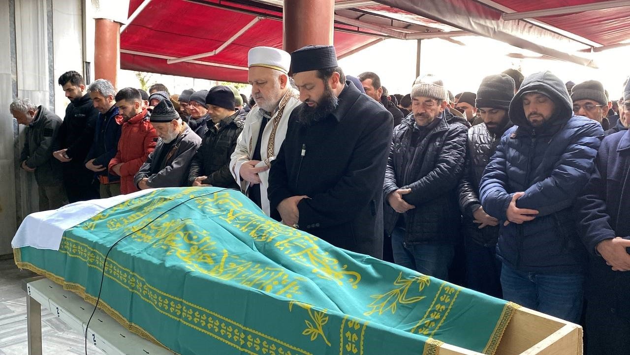 Depremde göçük altında kalan kadın son yolculuğuna uğurlandı