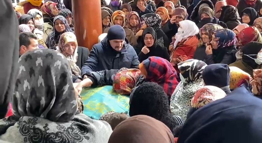 Depremde göçük altında kalan kadın son yolculuğuna uğurlandı