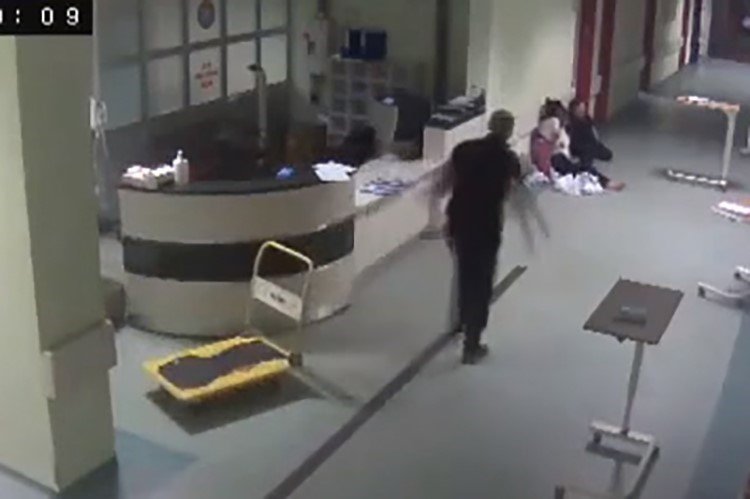 Hastane çalışanlarının deprem anındaki paniği kameralara yansıdı