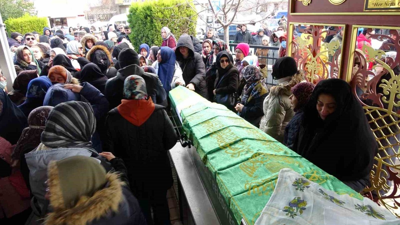 Depremde hayatını kaybeden anne ve 10 aylık bebeği son yolculuğuna uğurlandı