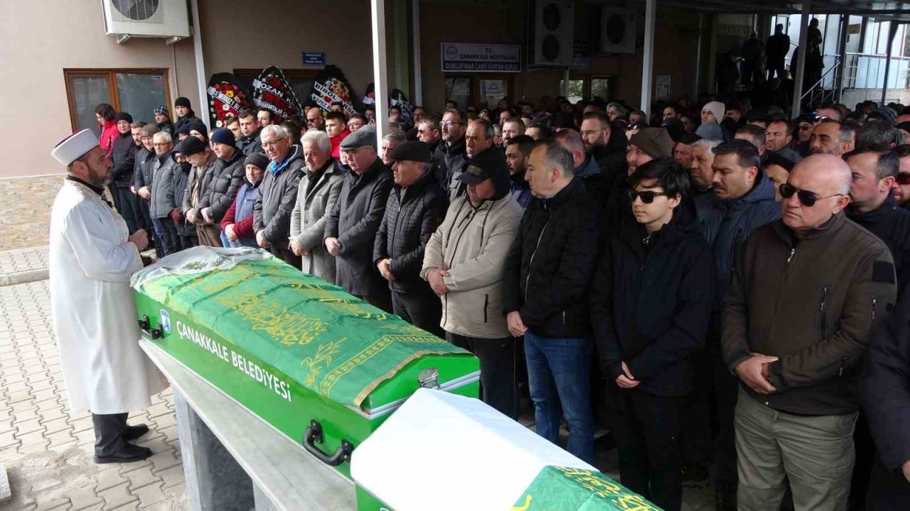 Depremde hayatını kaybeden anne ve 10 aylık bebeği son yolculuğuna uğurlandı