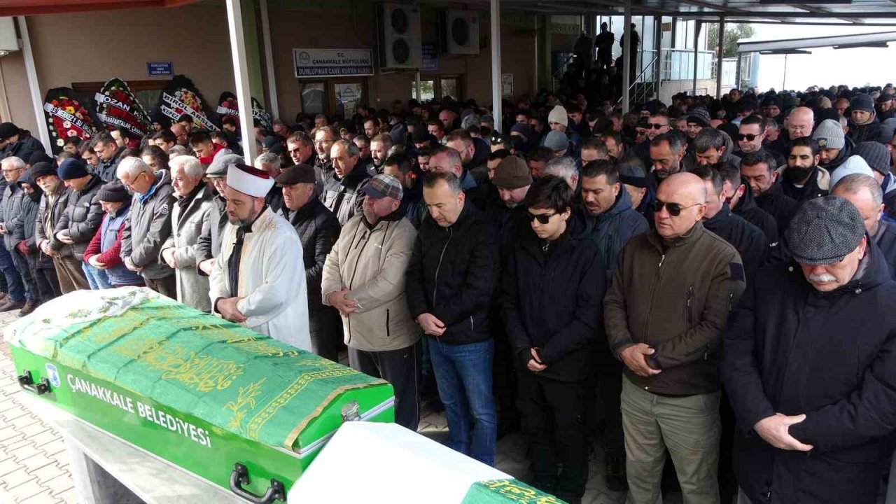 Depremde hayatını kaybeden anne ve 10 aylık bebeği son yolculuğuna uğurlandı