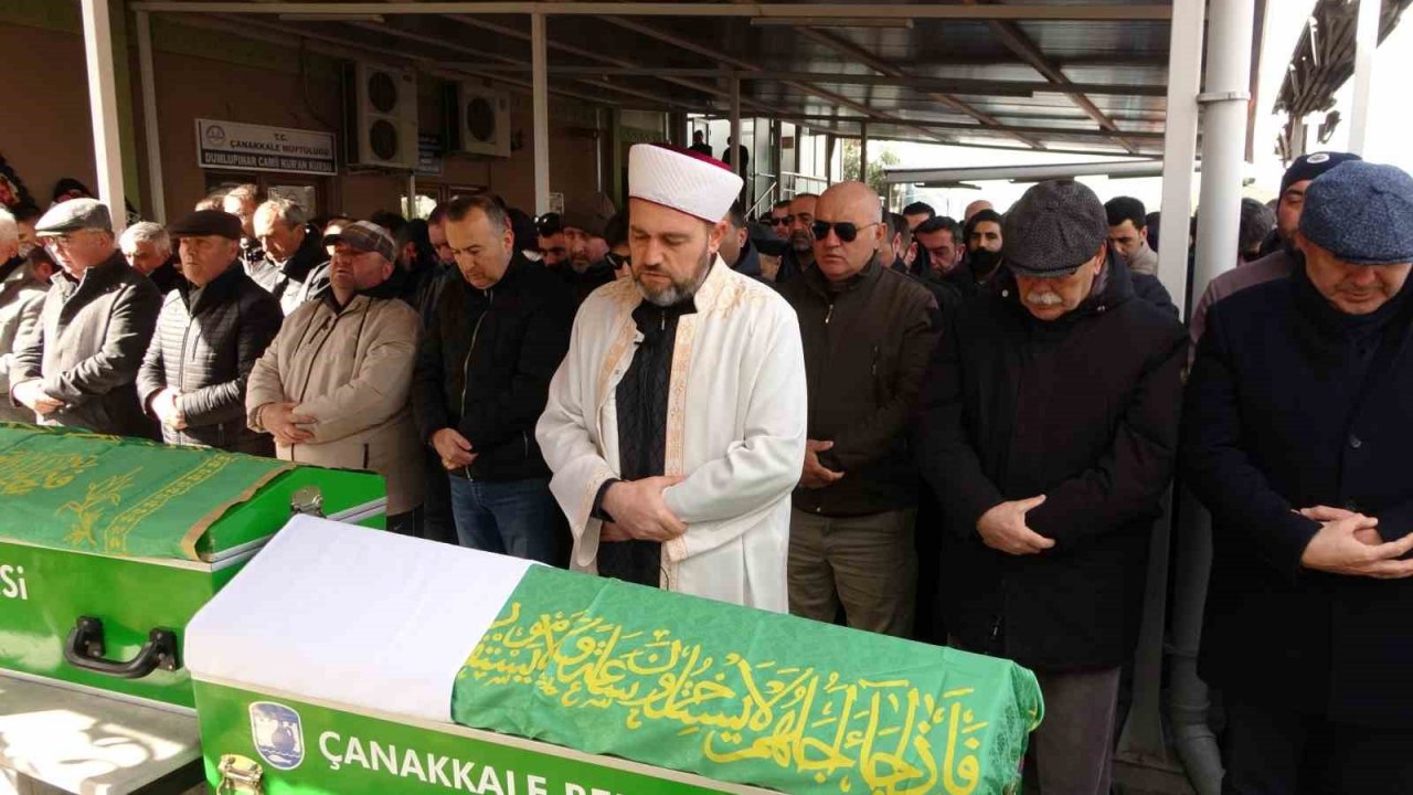 Depremde hayatını kaybeden anne ve 10 aylık bebeği son yolculuğuna uğurlandı