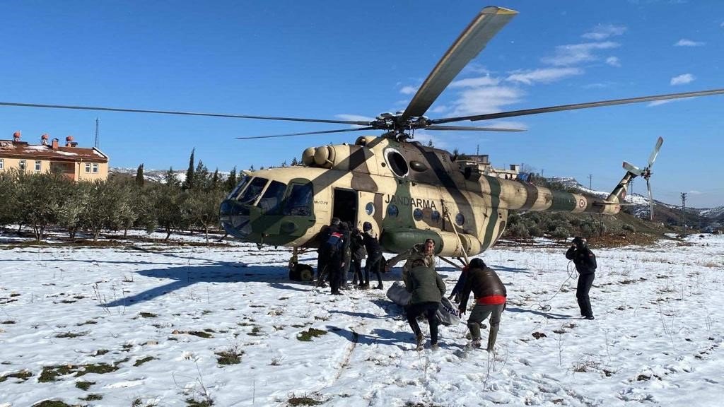 Mehmetçik 532 köye helikopter ile yardım malzemesi ulaştırıldı