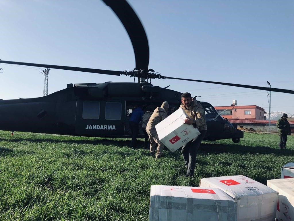 Mehmetçik 532 köye helikopter ile yardım malzemesi ulaştırıldı