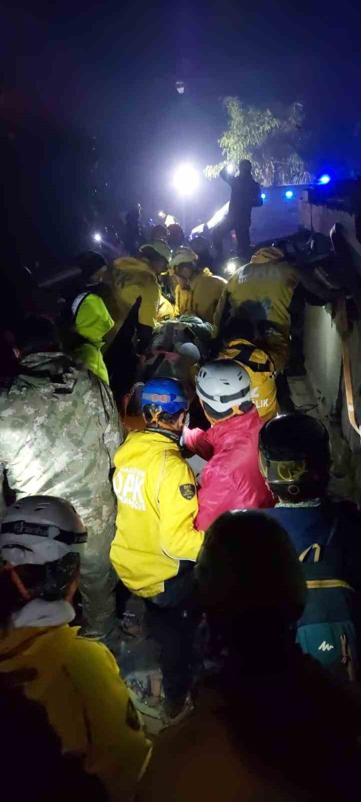 DAK ekibi deprem bölgesinde canlara umut oldu