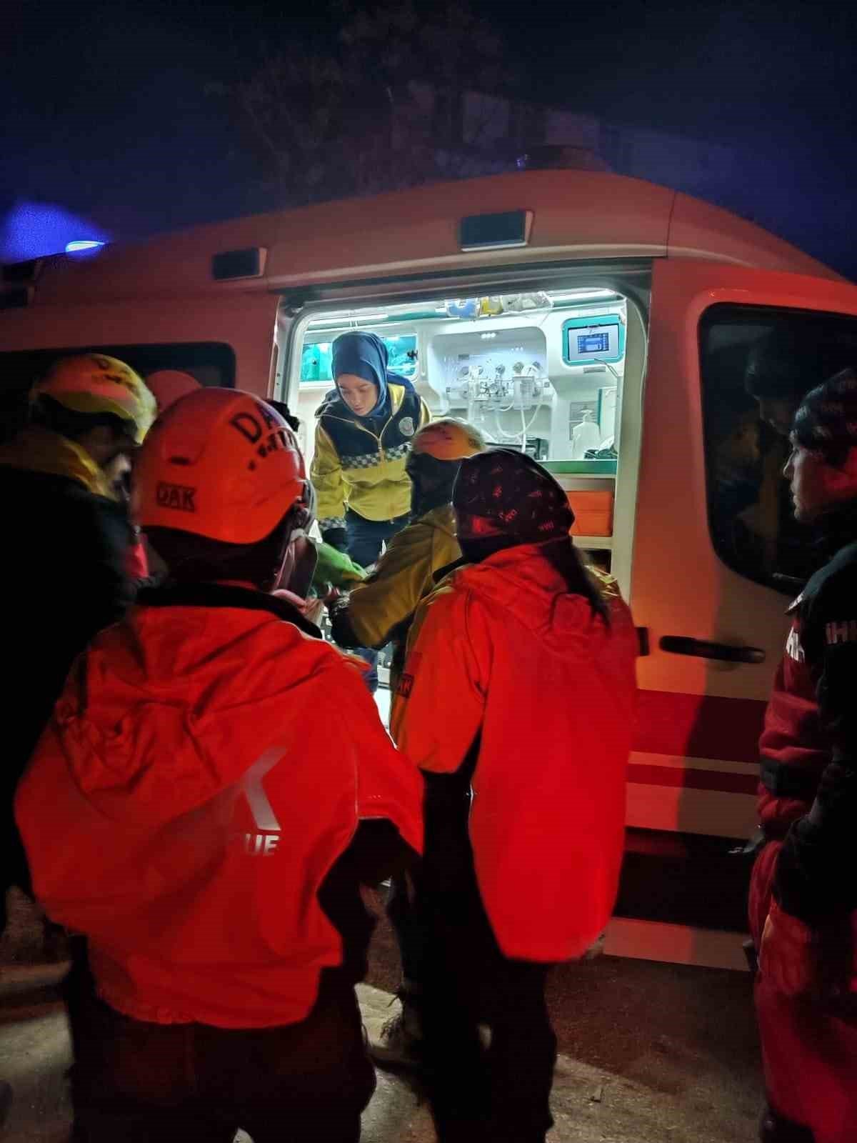 DAK ekibi deprem bölgesinde canlara umut oldu