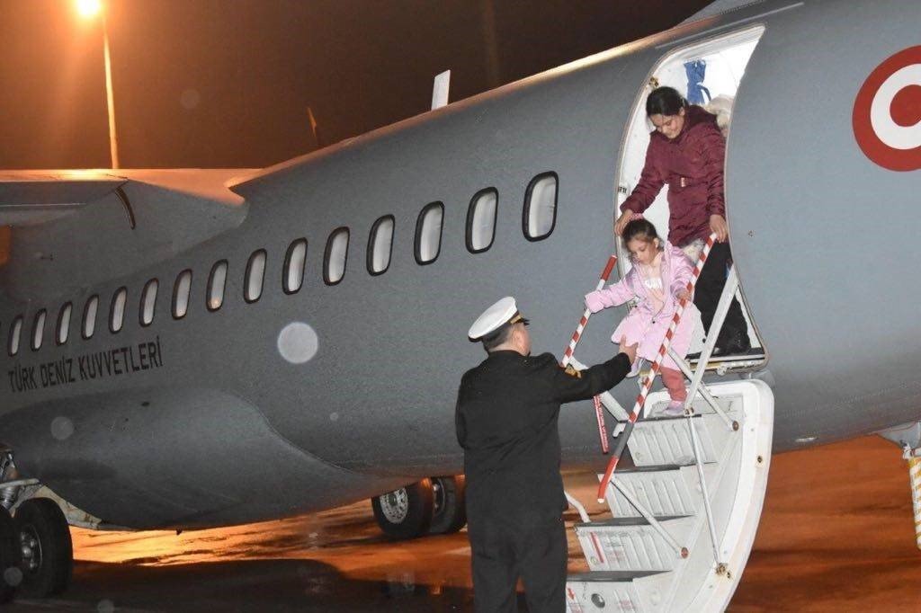 Deniz Kuvvetlerinin uçakları depremzedelerin hizmetinde