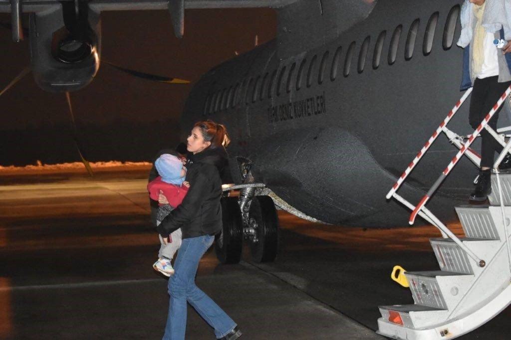 Deniz Kuvvetlerinin uçakları depremzedelerin hizmetinde