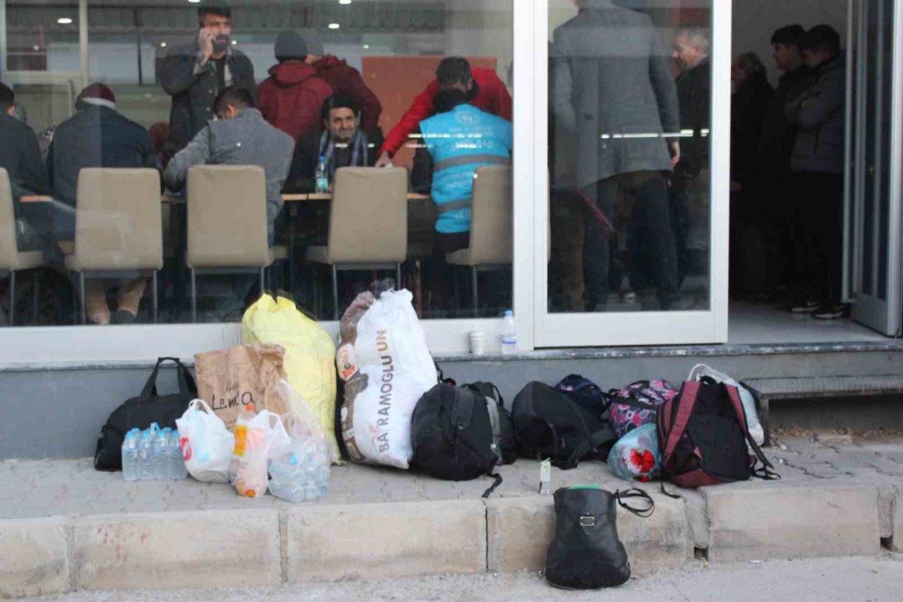 Kahramanmaraş’tan İzmir’e ilk depremzede kafilesi geldi