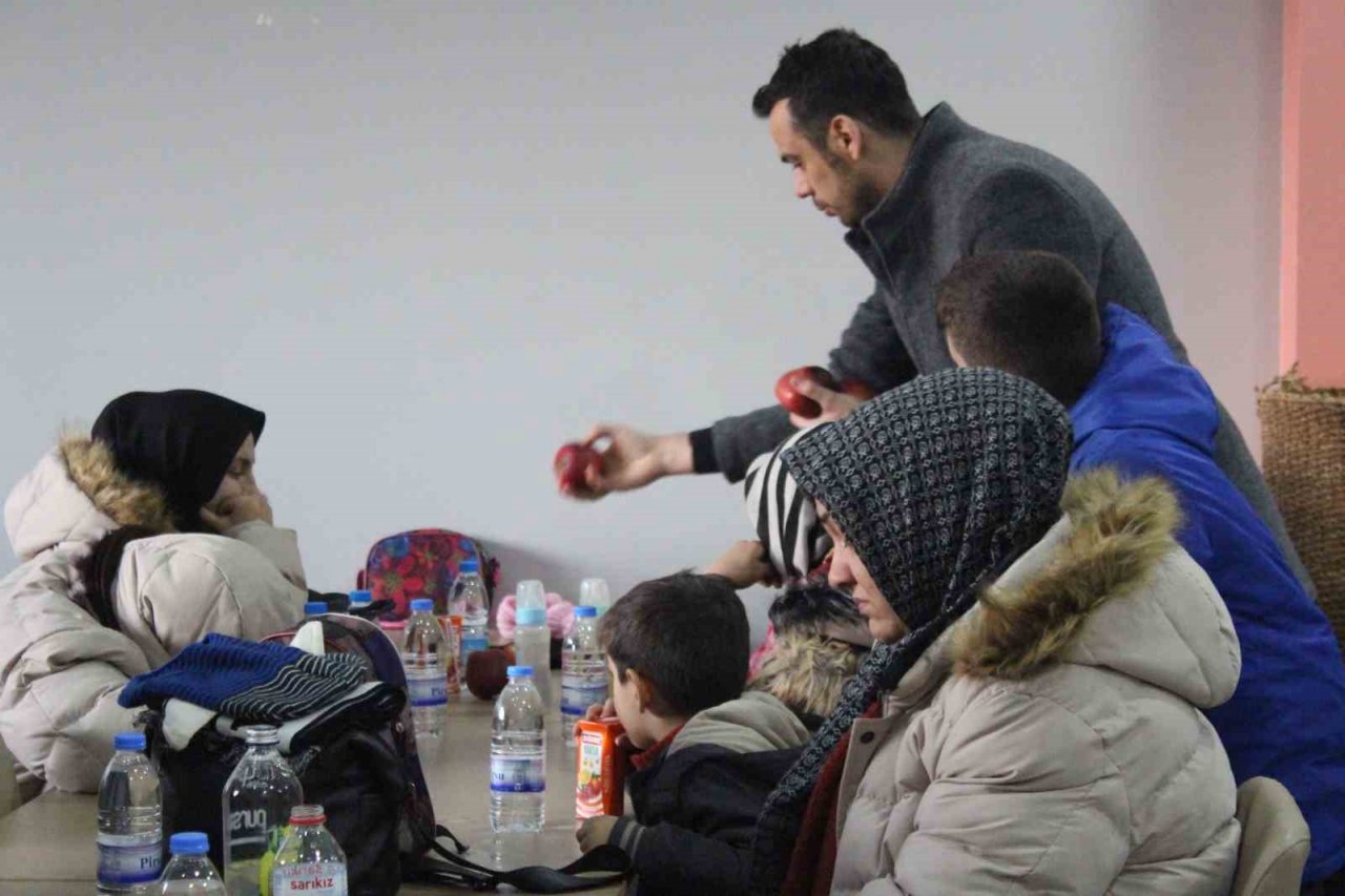 Kahramanmaraş’tan İzmir’e ilk depremzede kafilesi geldi