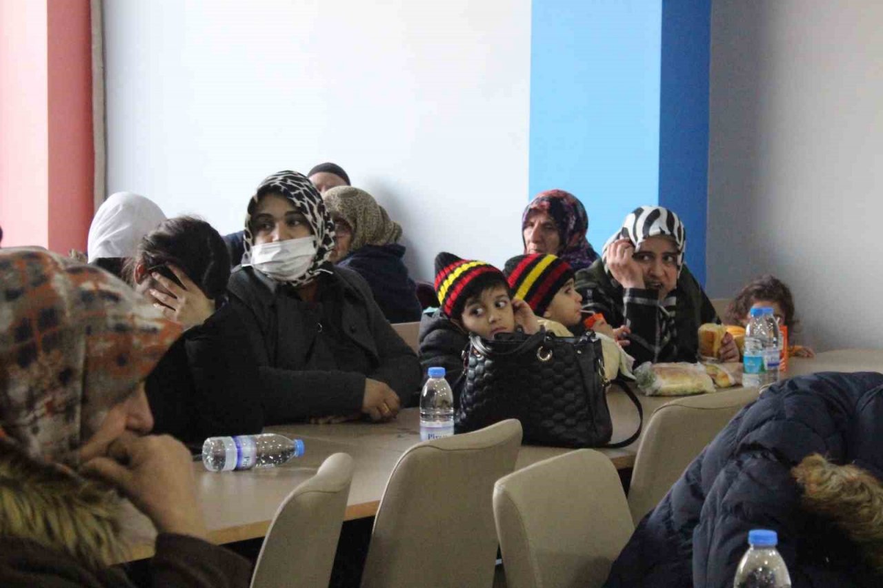 Kahramanmaraş’tan İzmir’e ilk depremzede kafilesi geldi