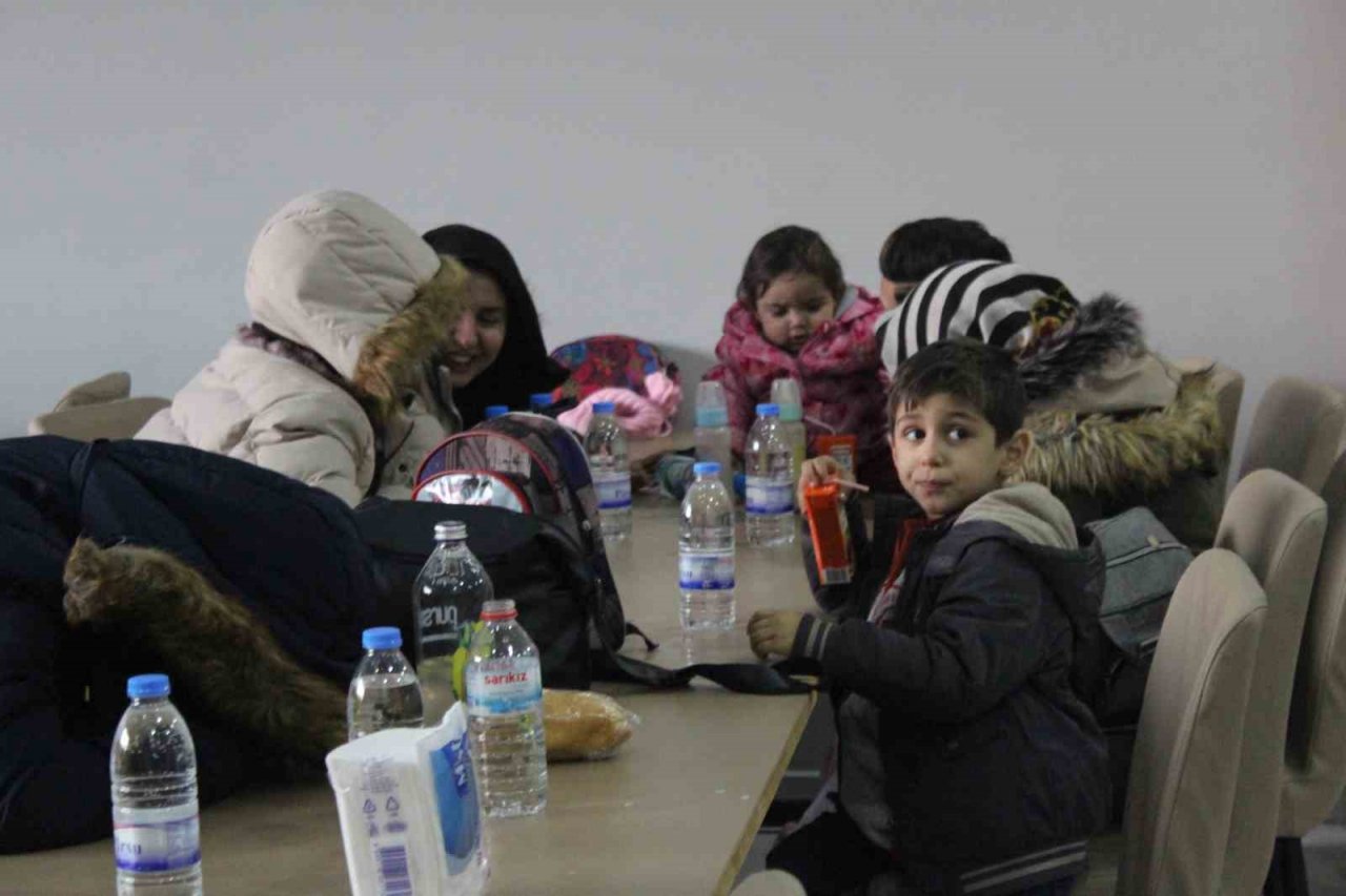 Kahramanmaraş’tan İzmir’e ilk depremzede kafilesi geldi