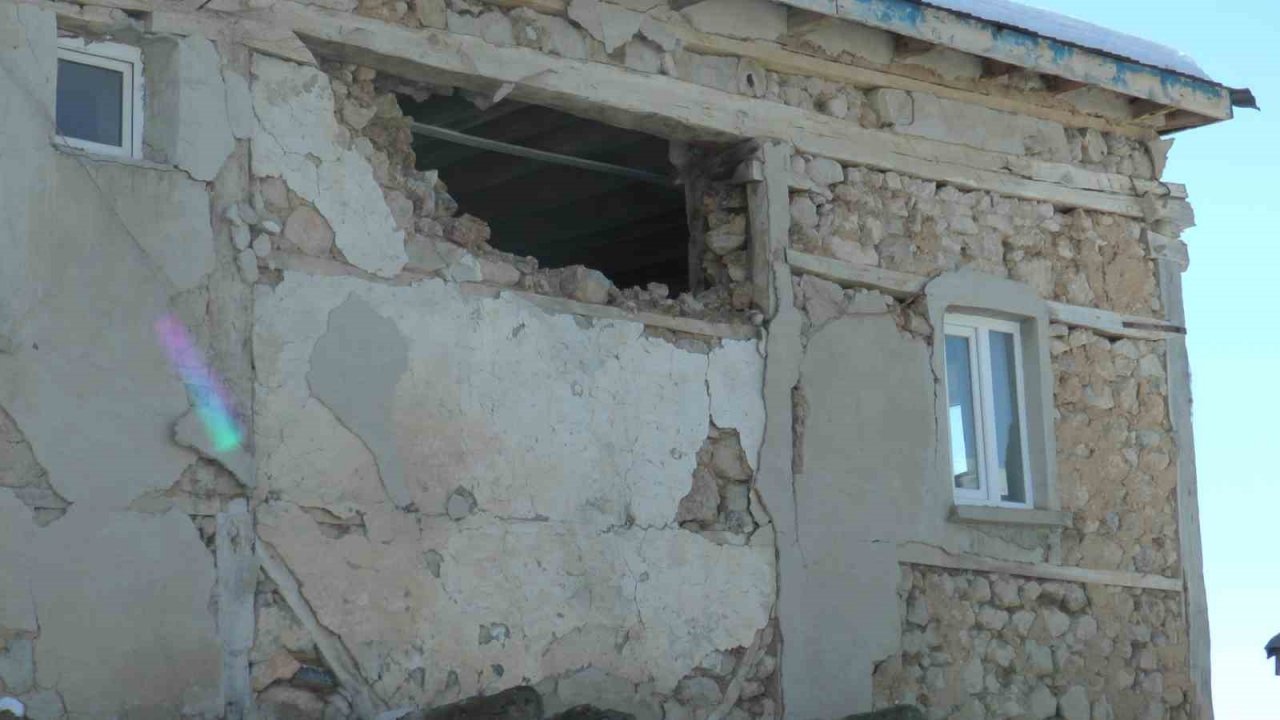 Sarız’da 8 yıkım, 331 hasarlı yapı var