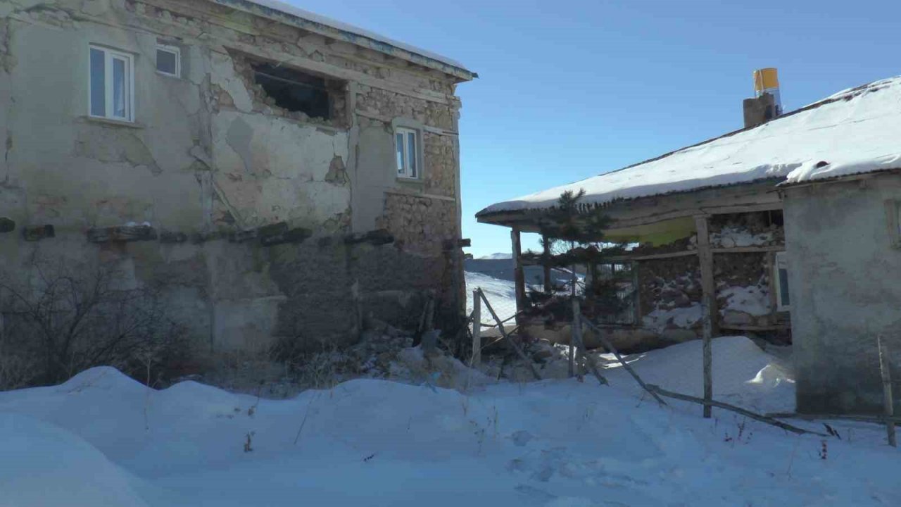 Sarız’da 8 yıkım, 331 hasarlı yapı var