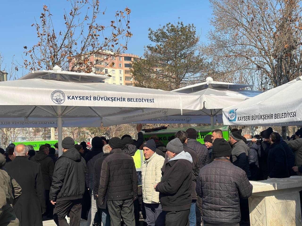 Depremde hayatını kaybeden anne ile oğlu toprağa verildi