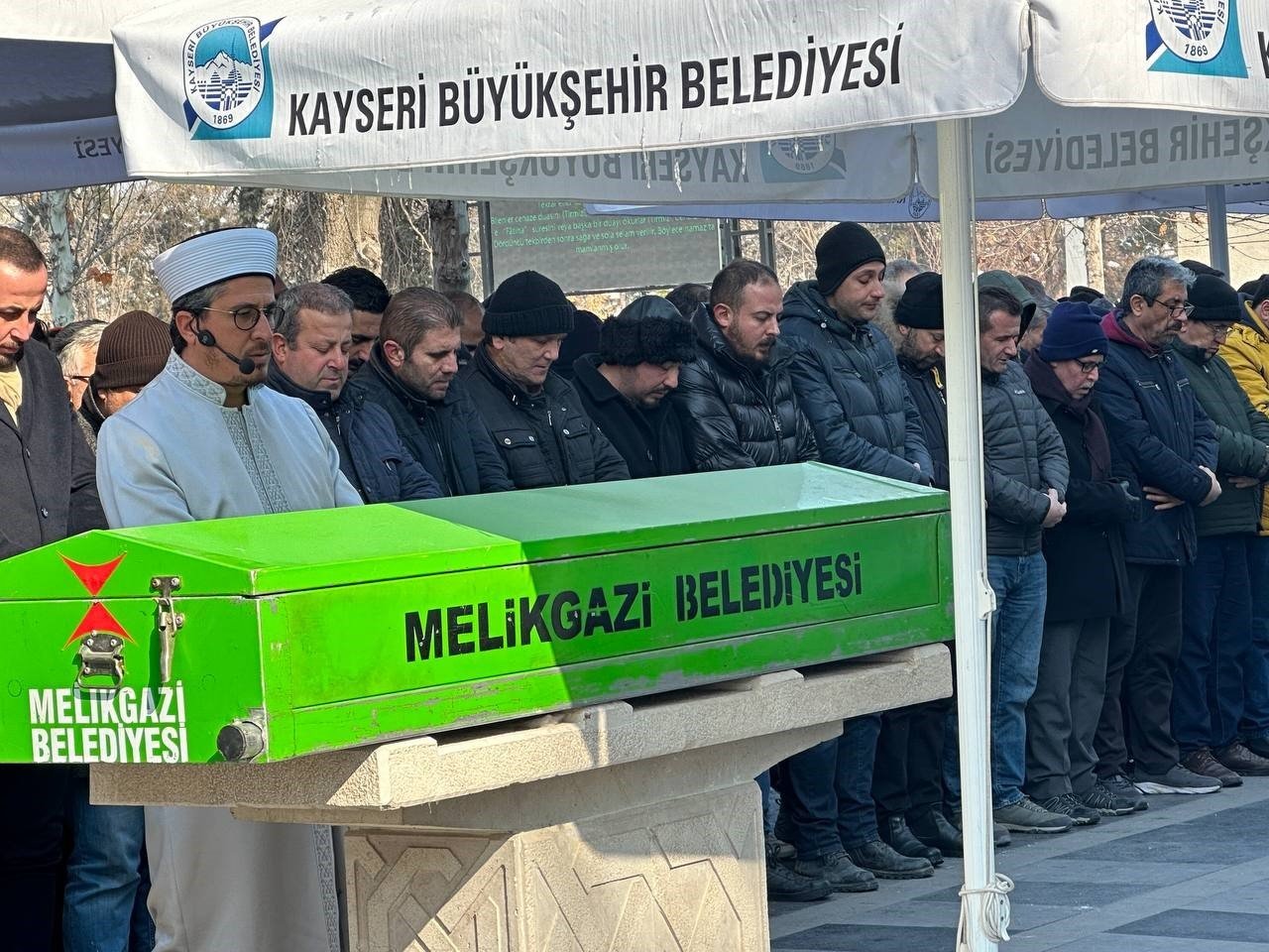 Depremde hayatını kaybeden anne ile oğlu toprağa verildi