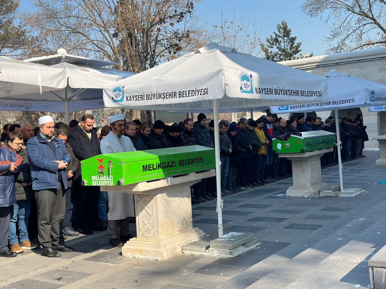 Depremde hayatını kaybeden anne ile oğlu toprağa verildi