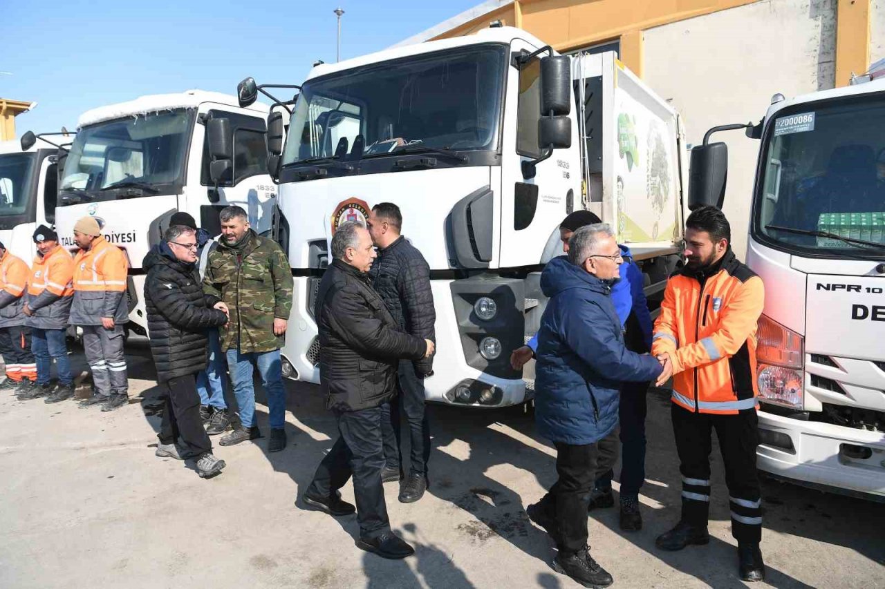 Büyükkılıç, Deprem Bölgesine 20 Temizlik Aracı ve Personel Gönderdi