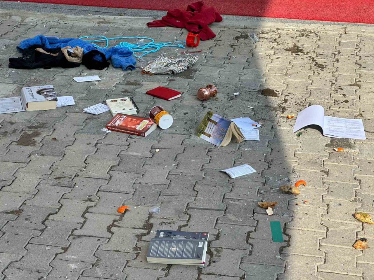 Evinde ne bulduysa dışarı attı