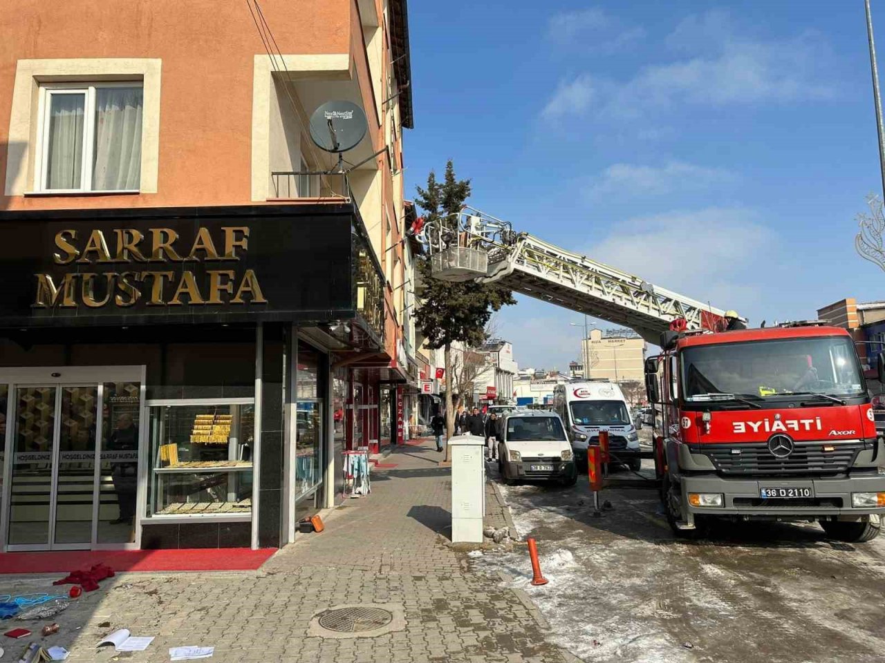 Evinde ne bulduysa dışarı attı