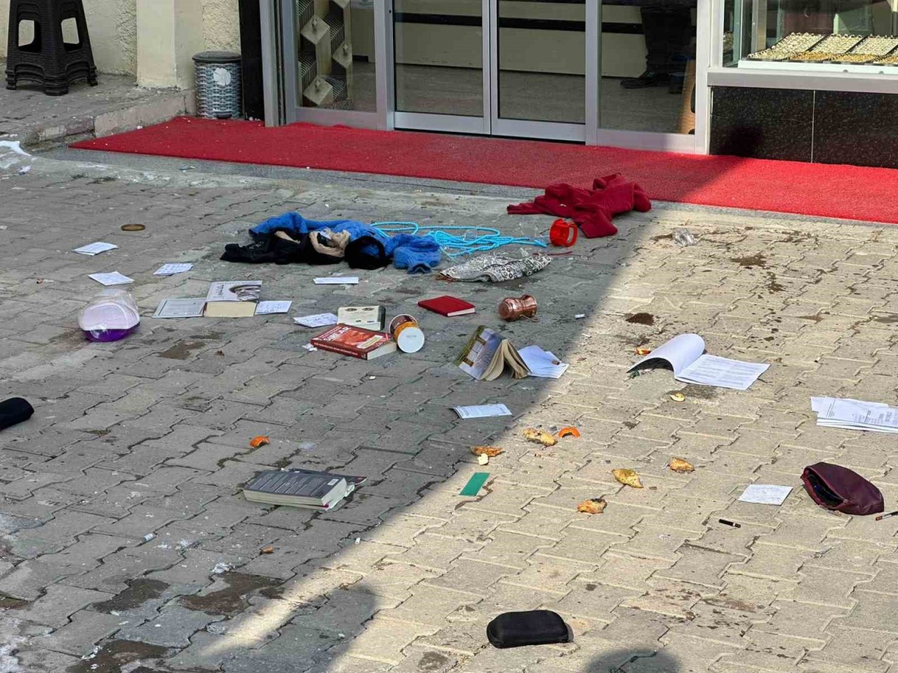 Evinde ne bulduysa dışarı attı