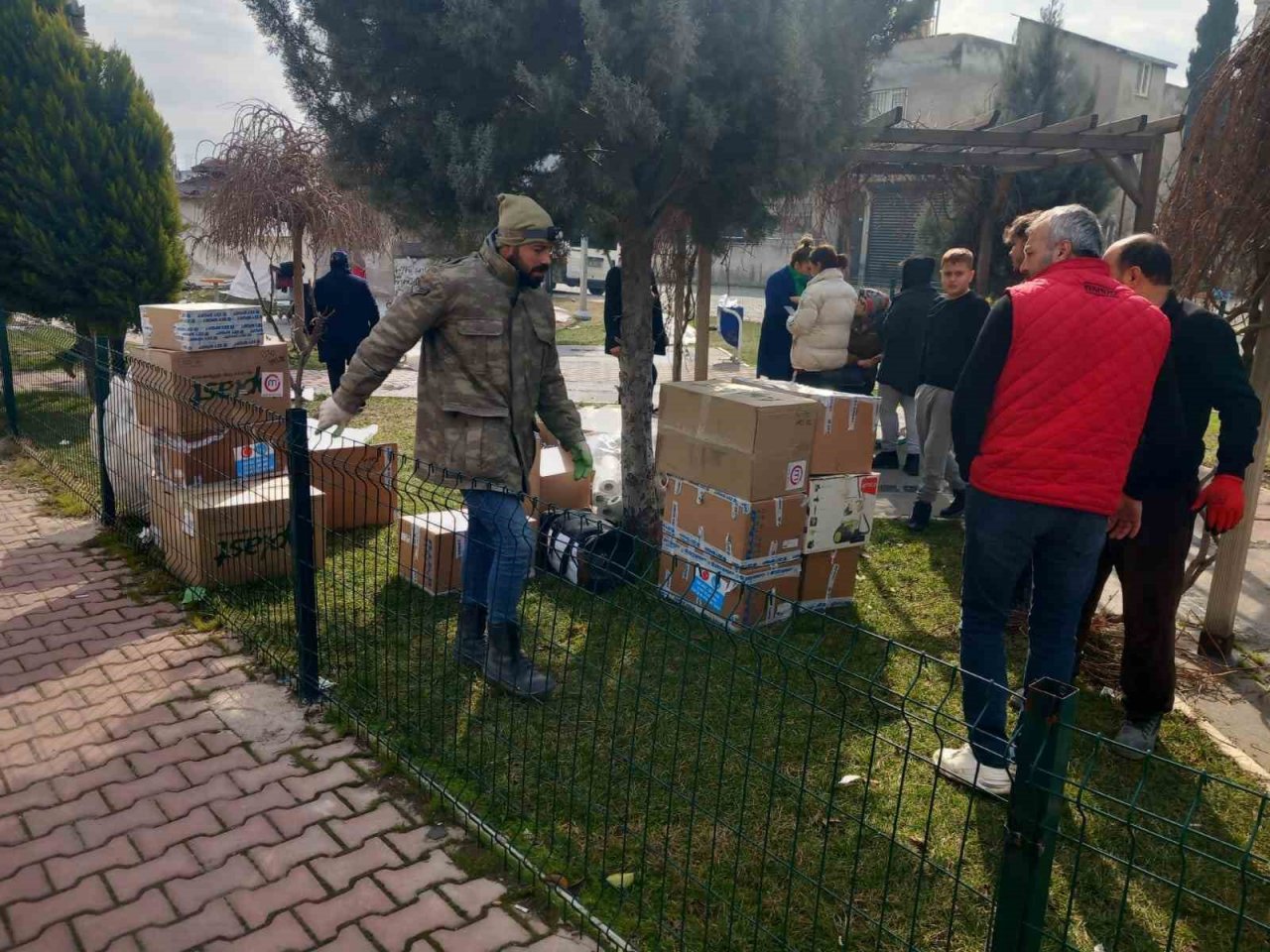 Körfez Belediyesi, Kahramanmaraş’ta 8 ekip ile 103 mahallede çalışma yürütüyor