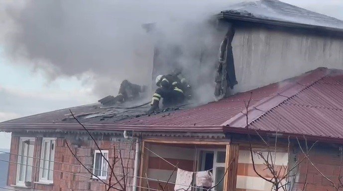 Binanın çatısında çıkan yangın paniğe sebep oldu