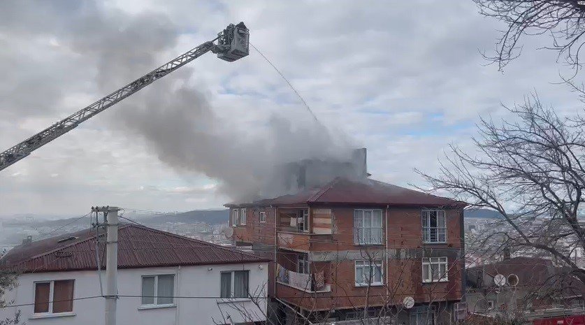 Binanın çatısında çıkan yangın paniğe sebep oldu