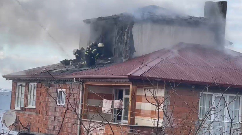 Binanın çatısında çıkan yangın paniğe sebep oldu