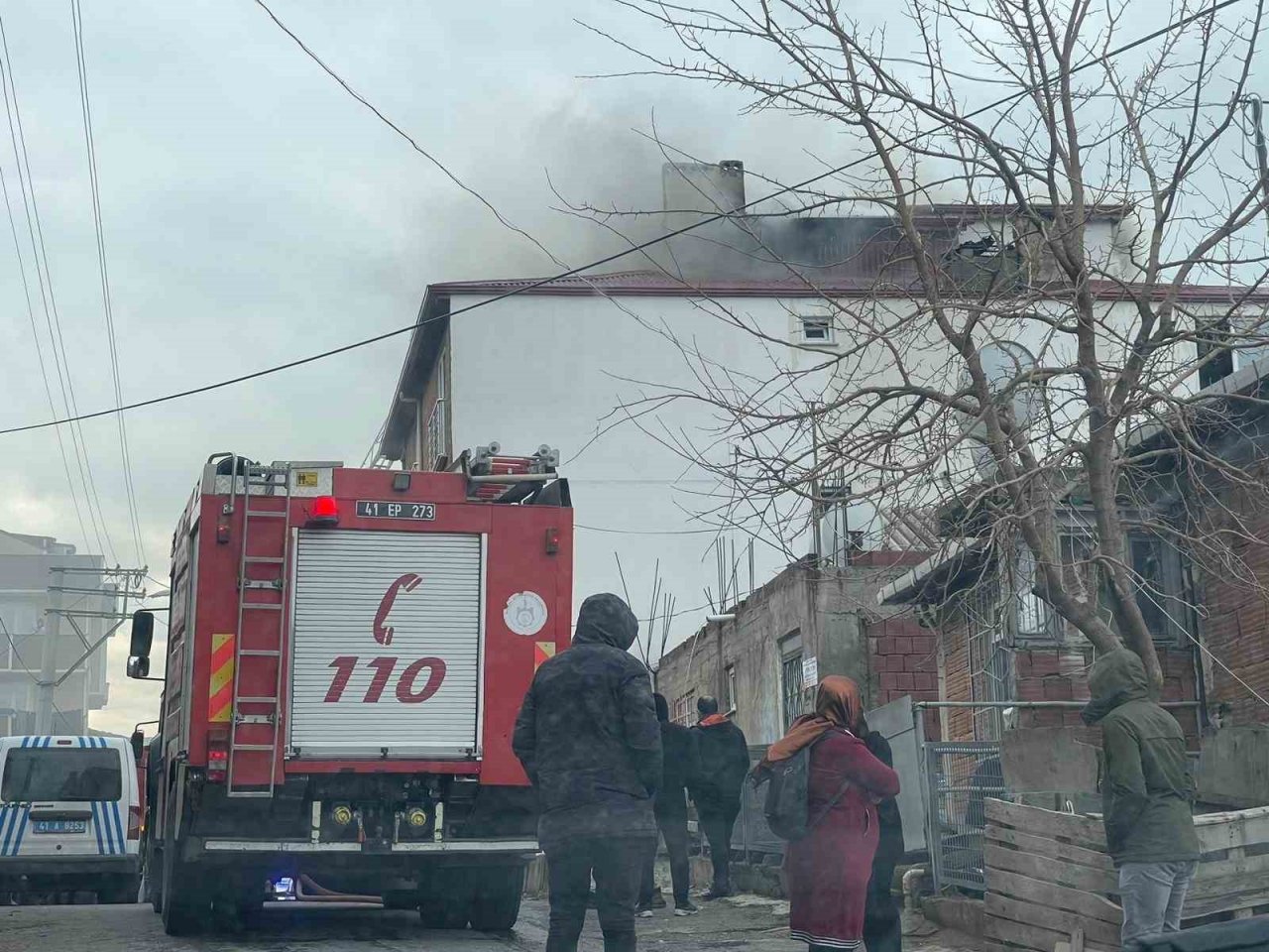 Binanın çatısında çıkan yangın paniğe sebep oldu