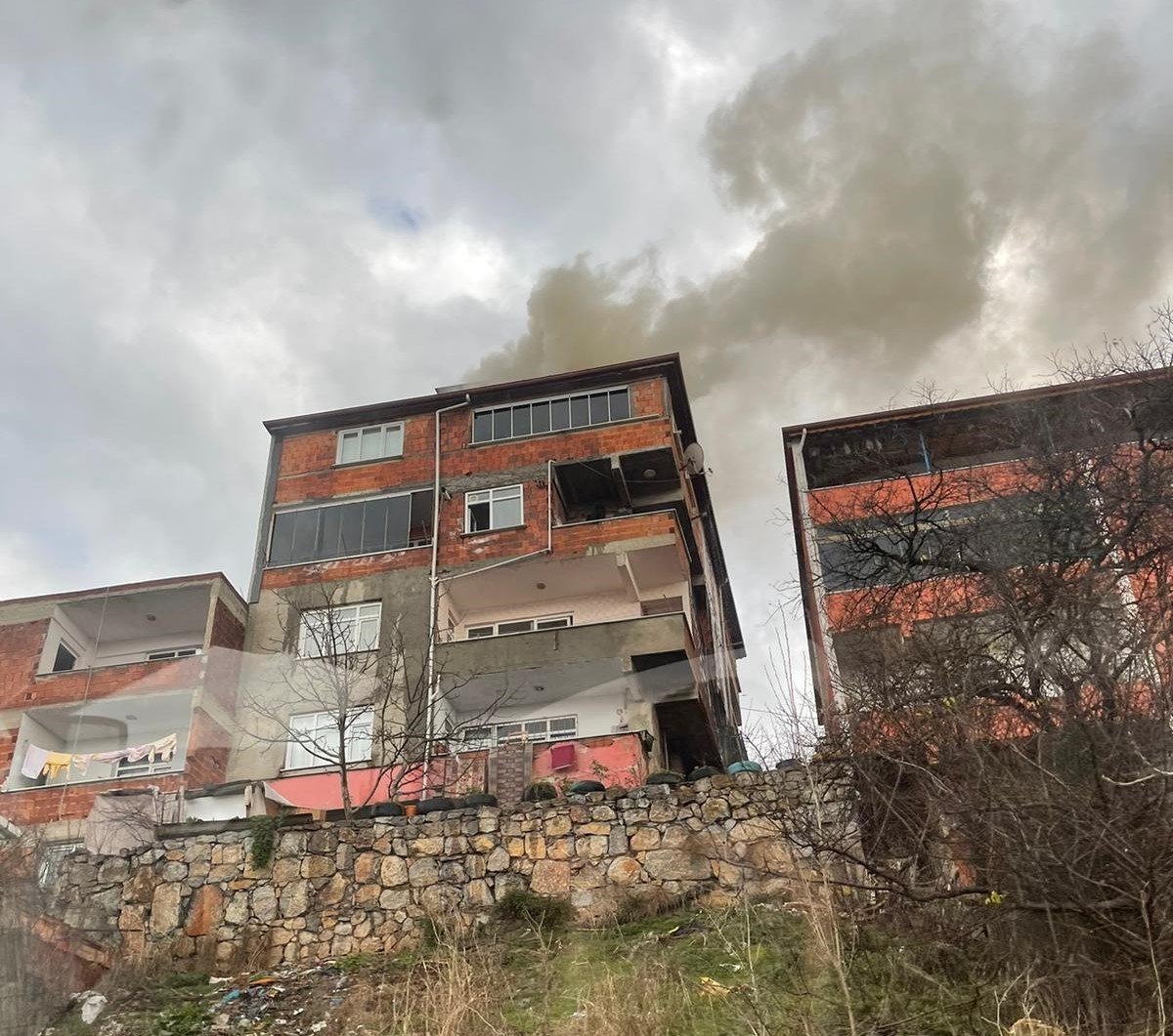 Binanın çatısında çıkan yangın paniğe sebep oldu