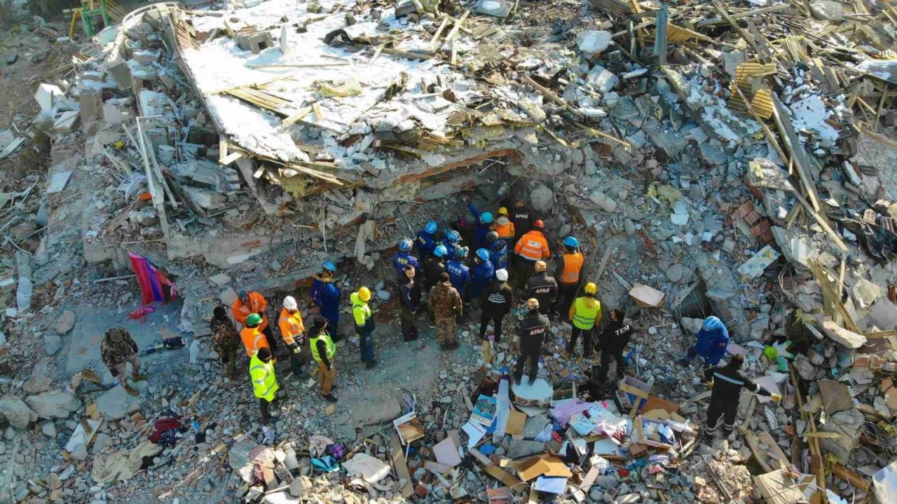 Malatya’da depremin altıncı gününde arama kurtarma çalışmaları havadan görüntülendi