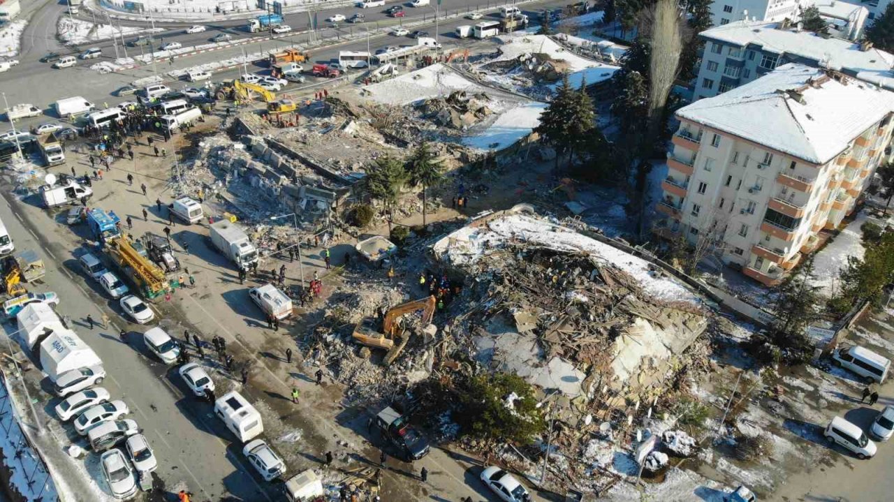 Malatya’da depremin altıncı gününde arama kurtarma çalışmaları havadan görüntülendi