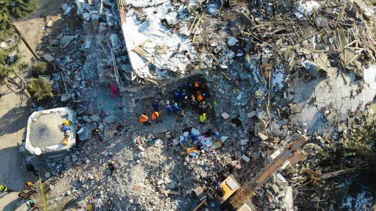 Malatya’da depremin altıncı gününde arama kurtarma çalışmaları havadan görüntülendi