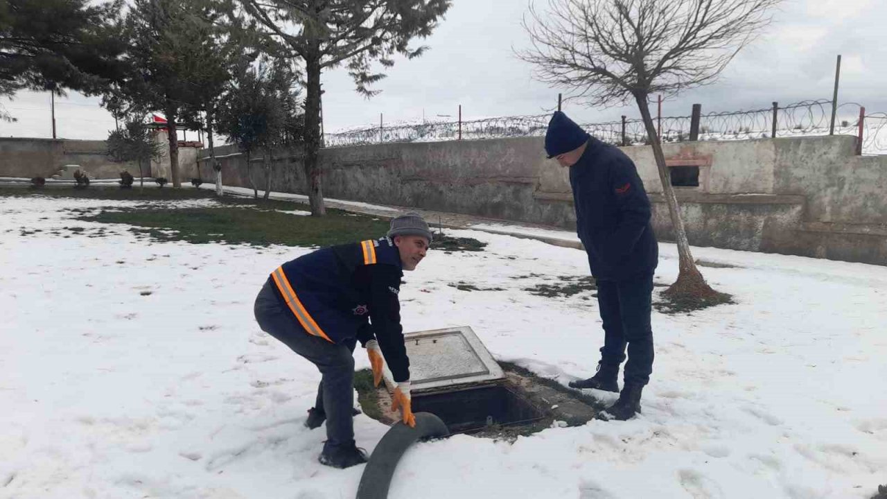 Manisa Büyükşehir Belediyesi ekipleri deprem bölgesi çalışmaları sürüyor