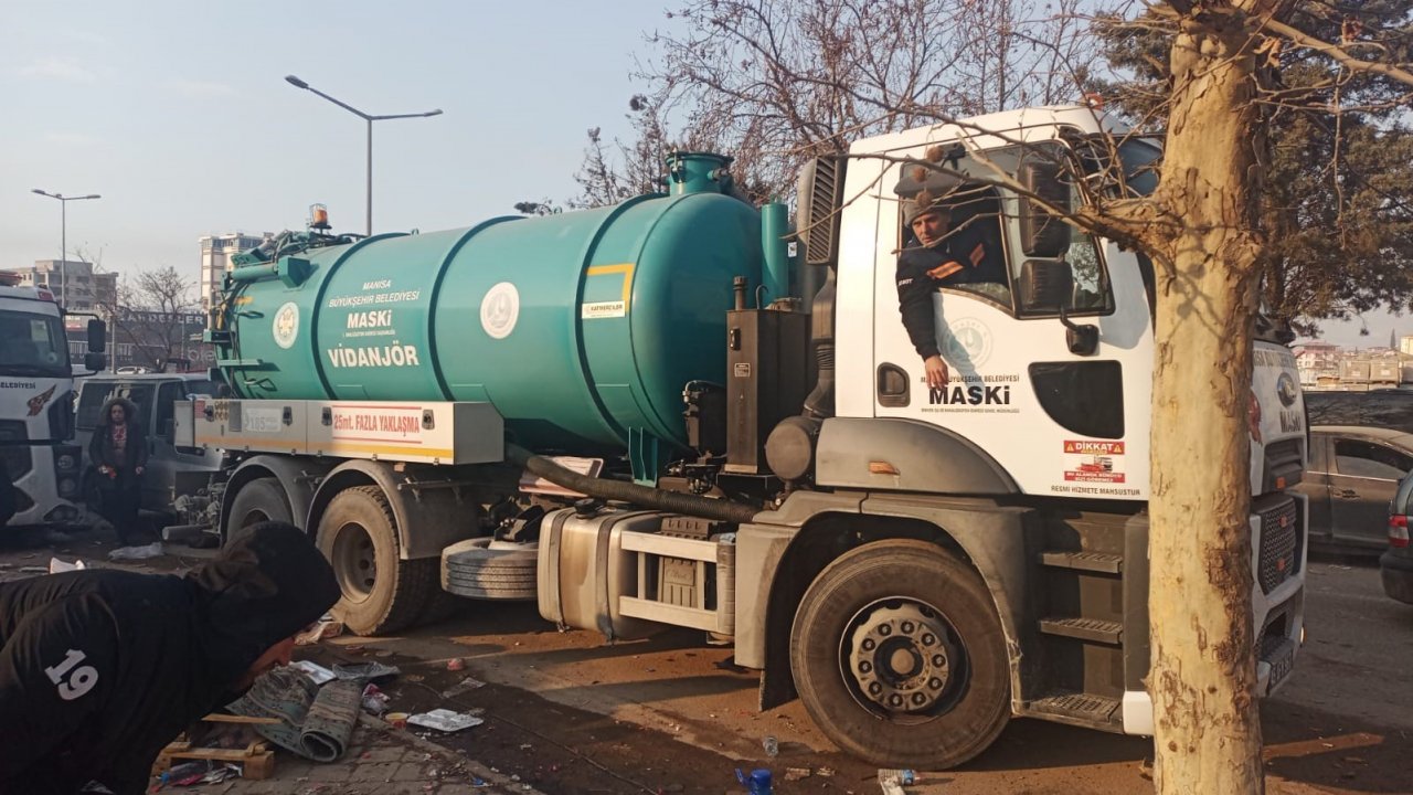 Manisa Büyükşehir Belediyesi ekipleri deprem bölgesi çalışmaları sürüyor