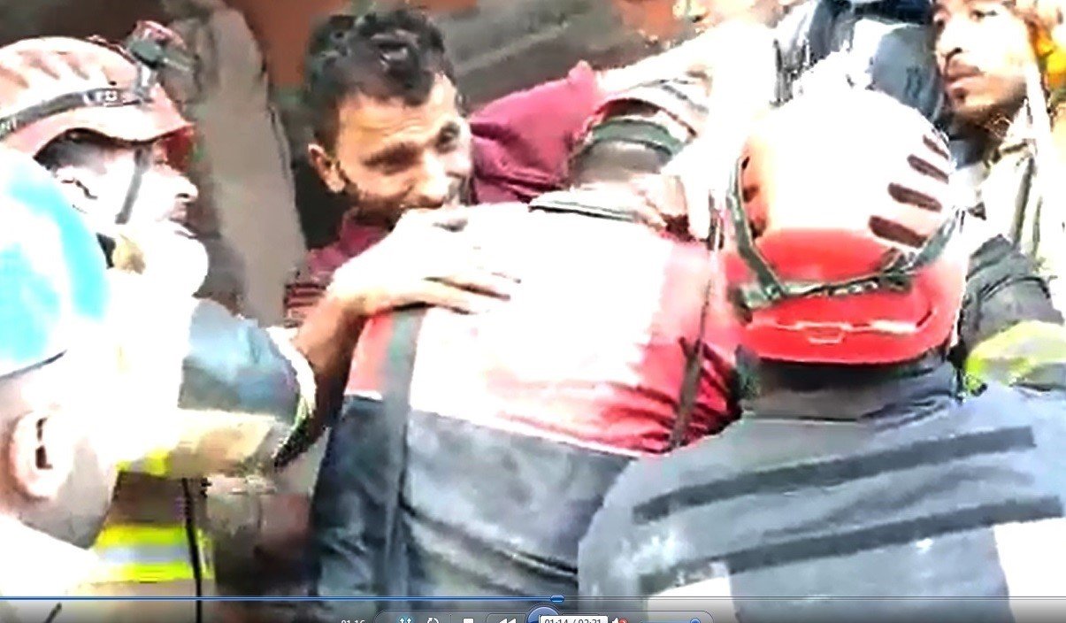 Hatay’da Yalova ekipleri 1 kişiyi daha enkazdan sağ çıkarıldı