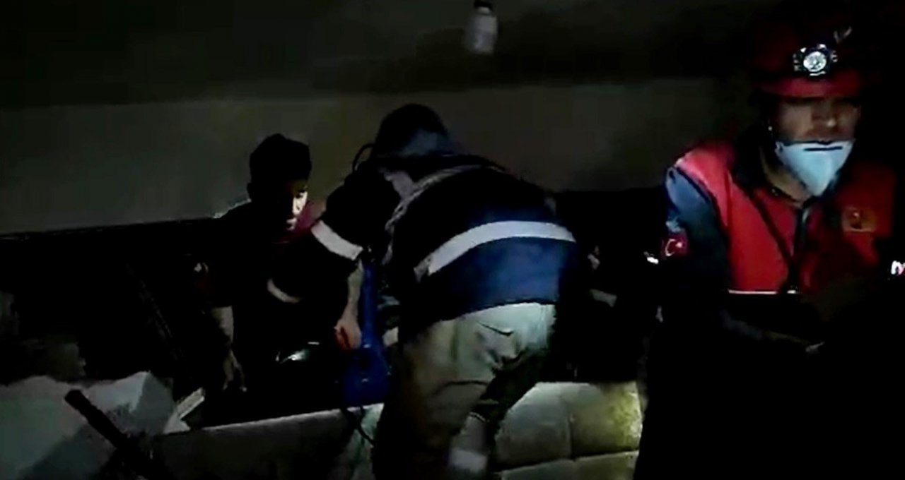 Hatay’da Yalova ekipleri 1 kişiyi daha enkazdan sağ çıkarıldı