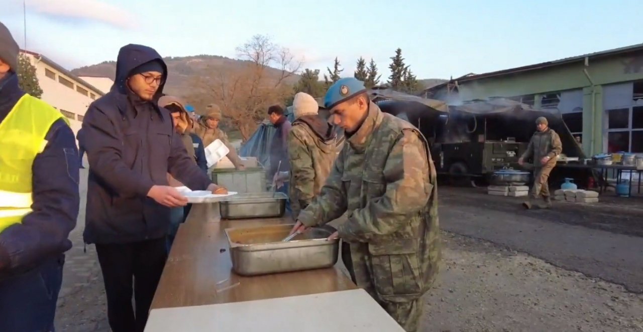 MSB: “Hatay’daki seyyar sahra fırınımız ile bölgedeki vatandaşlarımız için ekmek üretmeye aralıksız devam ediyoruz”