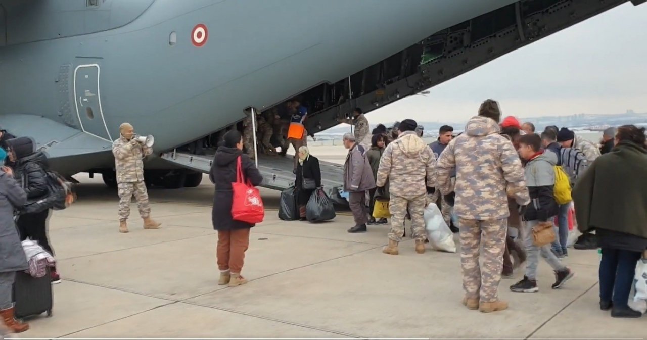 Malatya’daki depremzedeler uçaklarla Ankara’ya taşınmaya devam ediyor