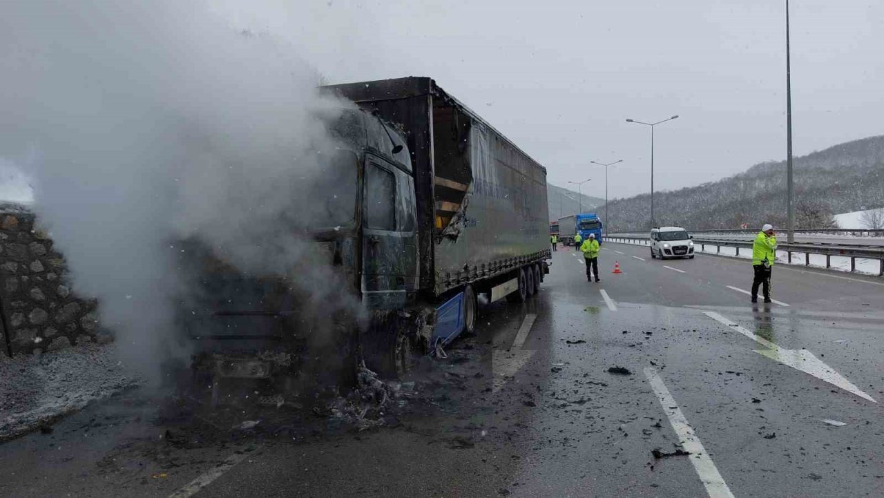 Samsun’da motor yağı yüklü tır alev alev yandı