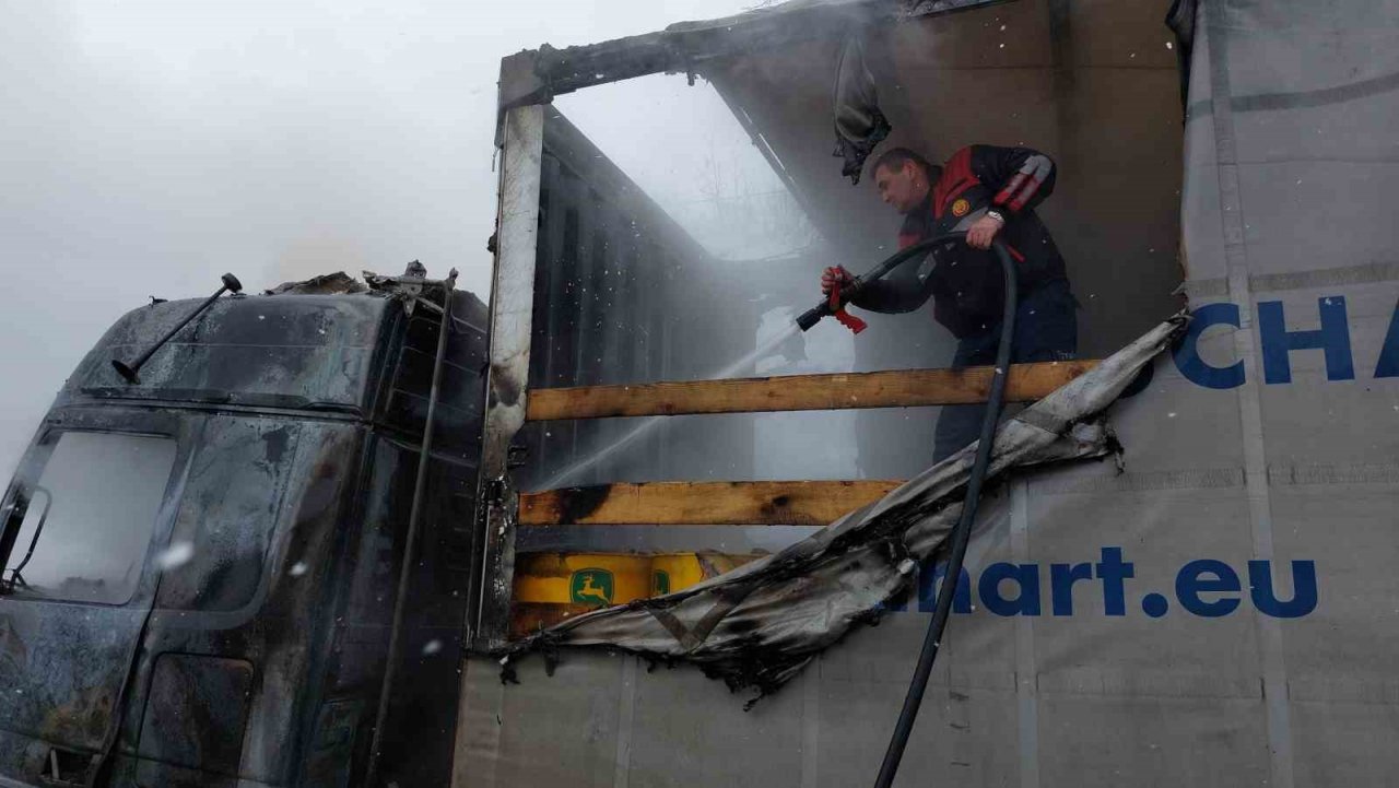 Samsun’da motor yağı yüklü tır alev alev yandı