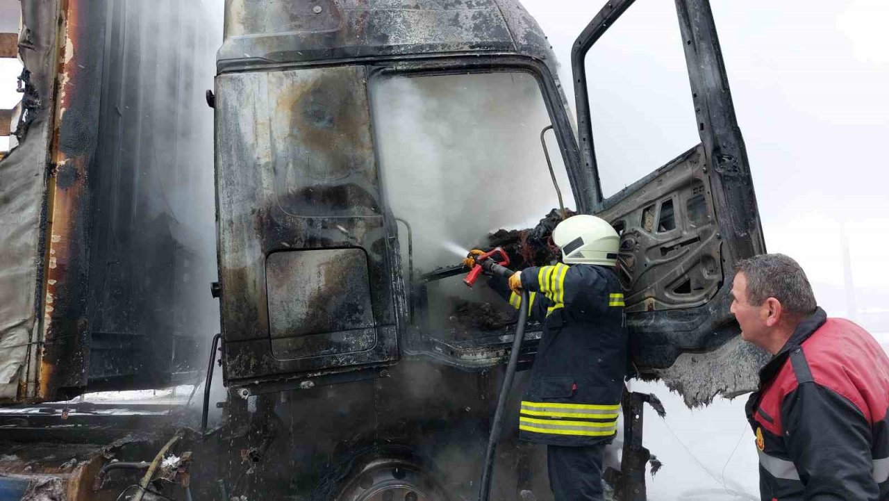 Samsun’da motor yağı yüklü tır alev alev yandı