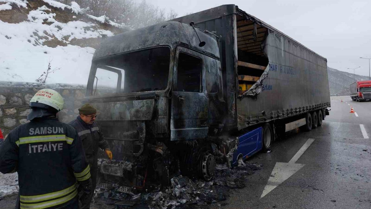 Samsun’da motor yağı yüklü tır alev alev yandı