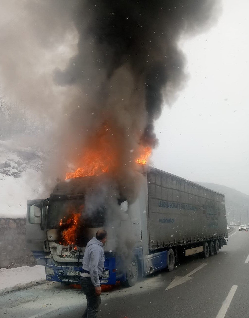 Samsun’da motor yağı yüklü tır alev alev yandı