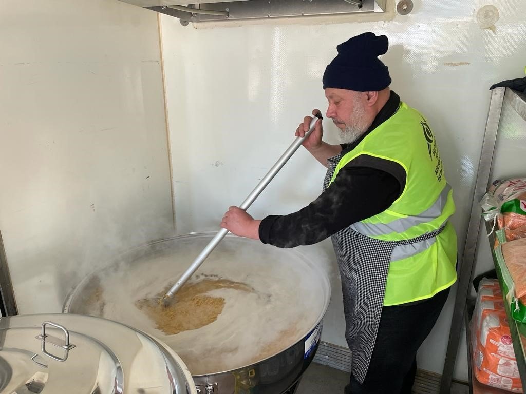 Sultangazi Belediyesinden deprem bölgesine mobil aşevi