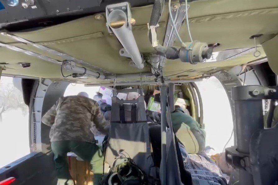 Mehmetçik, deprem nedeniyle ulaşılamayan köylere helikopterle yardım götürüyor