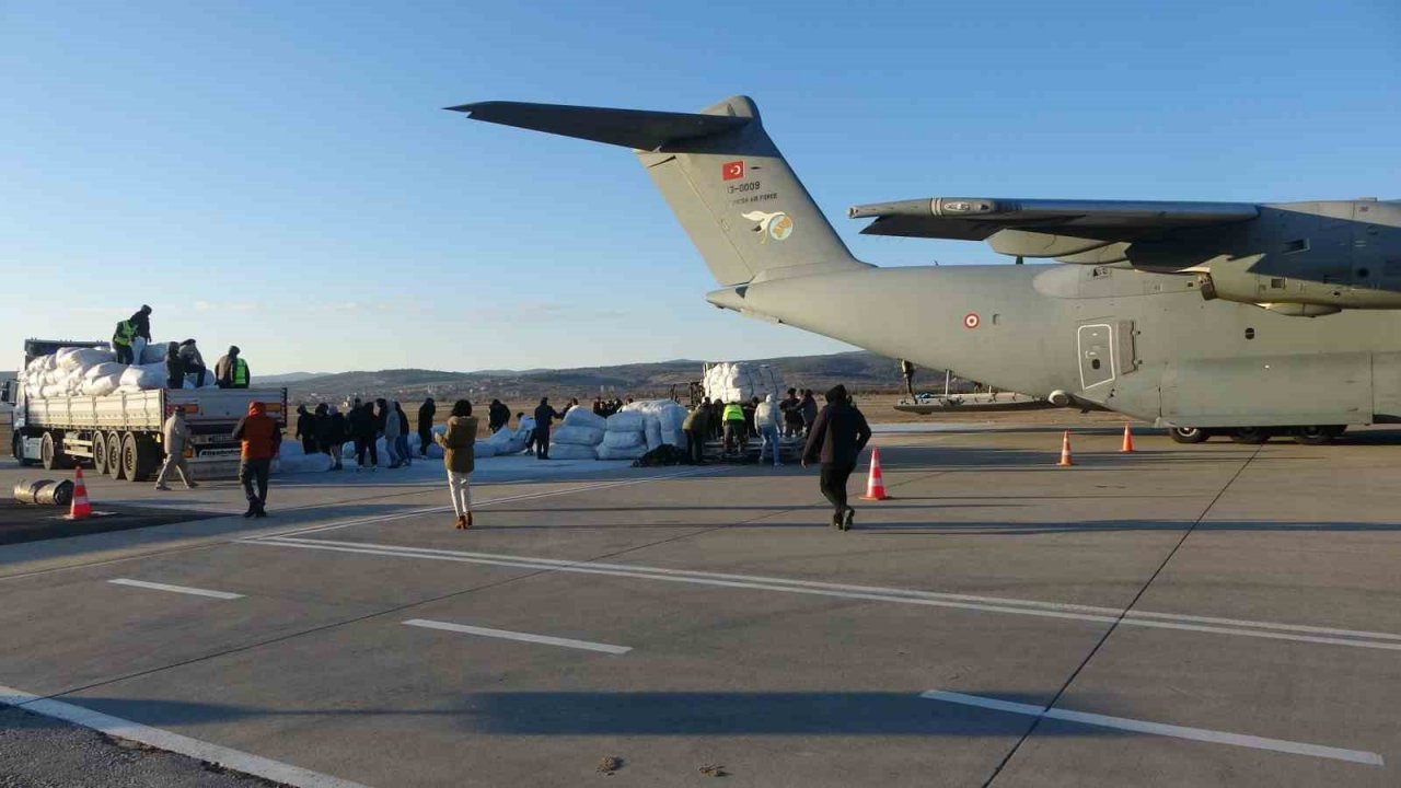Uşak’tan deprem bölgesine uçakla battaniye gönderildi